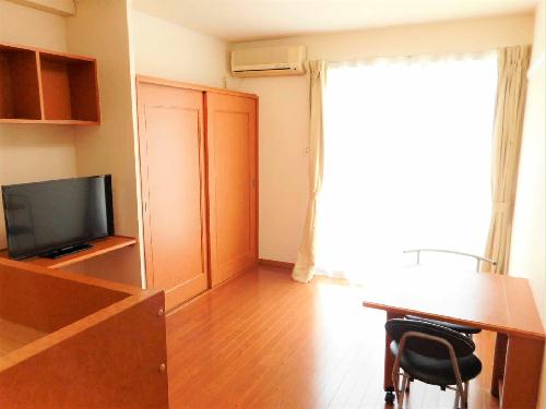 居室・リビング　カーテンやテーブル、テレビも備え付けです