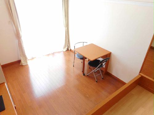 居室・リビング　テーブルは折り畳み式です