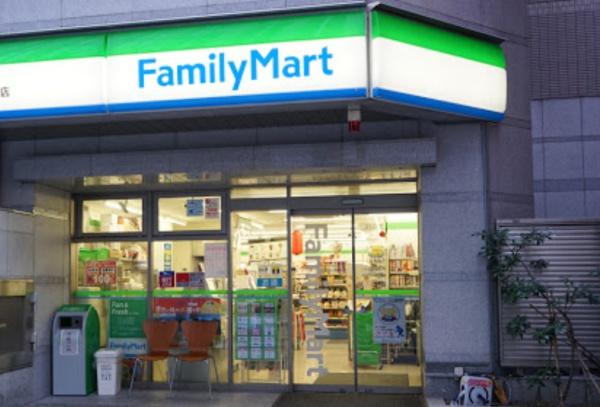 コンビニ　ファミリーマート新橋四丁目店（コンビニ）まで65m