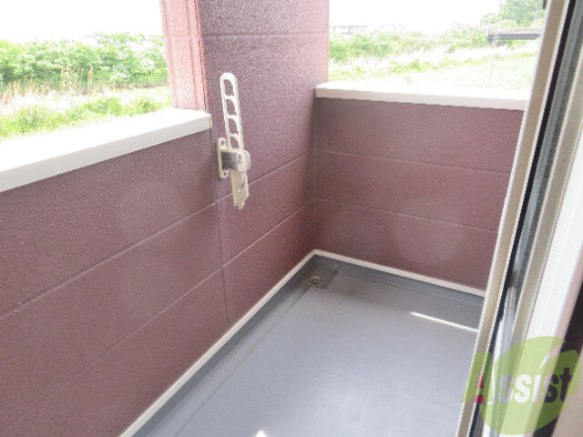 バルコニー　バルコニーは広々しているので洗濯物を干すスペースは十分。