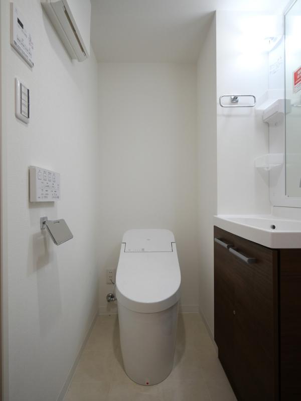 トイレ　落ち着いた色調のトイレです