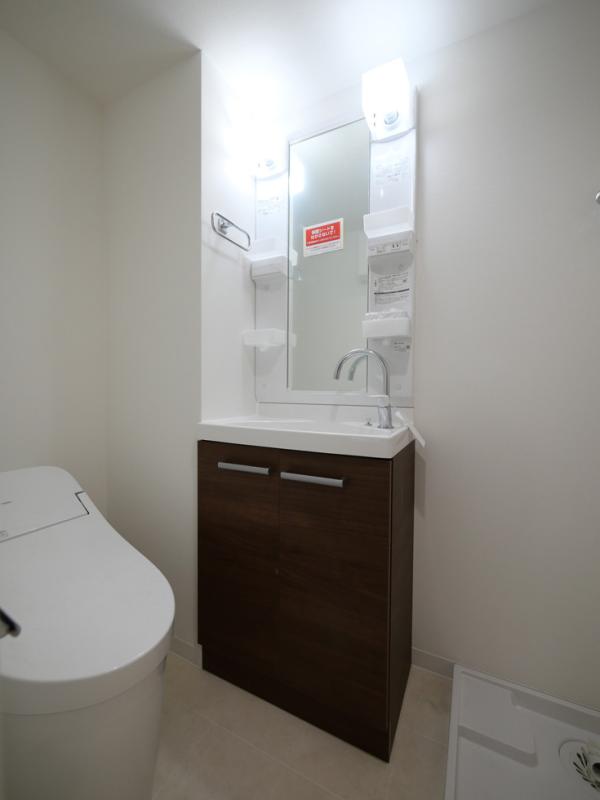 洗面設備　明るい洗面所です