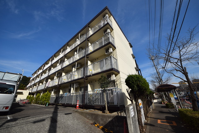 建物外観　～青い空、白い雲～