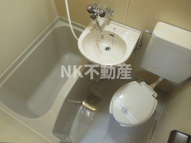 バス・シャワールーム　コンパクトで使いやすいお風呂です