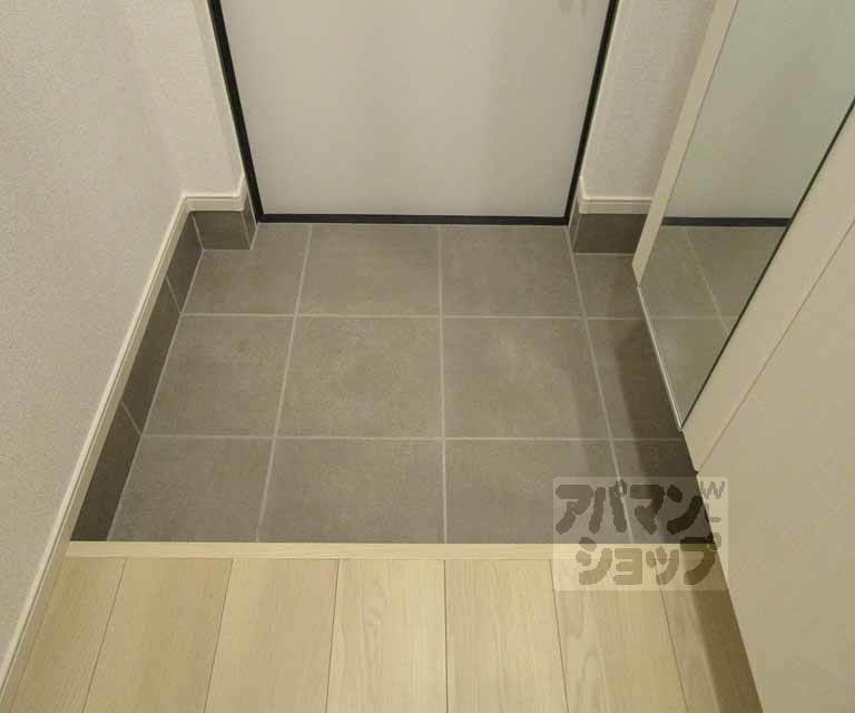 玄関　１０３号室の写真です。