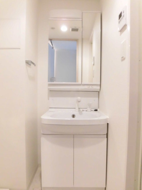 洗面設備　大きな鏡の独立洗面台