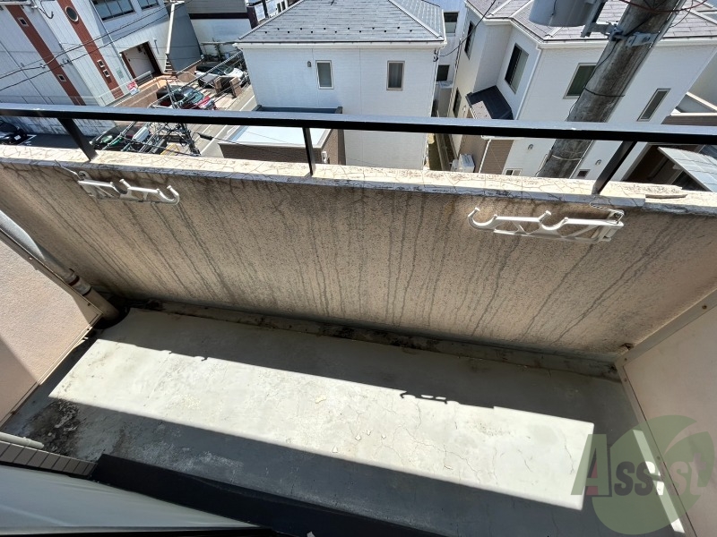 バルコニー　バルコニーは洗濯物を干すには充分な広さです。