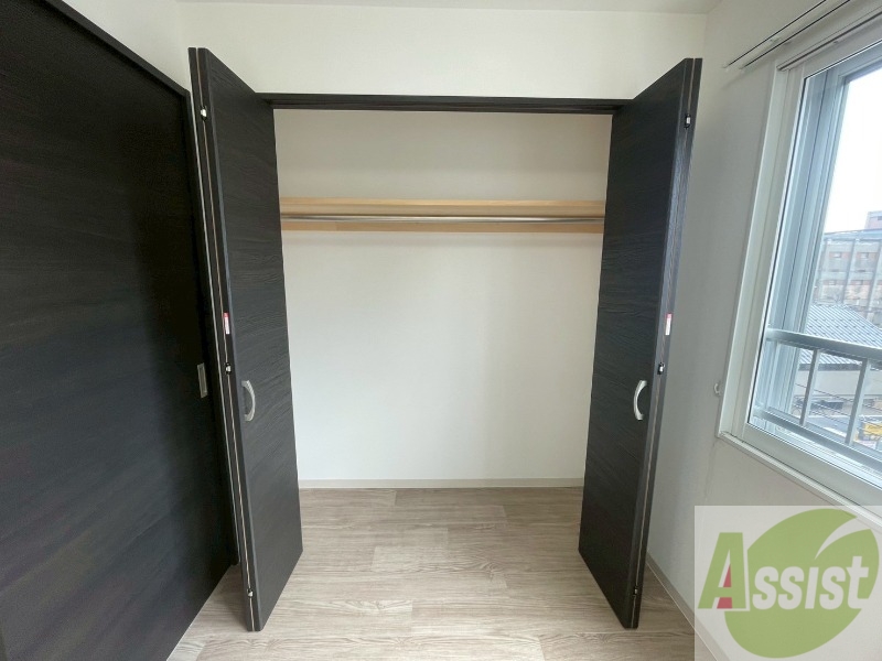 収納　こちらの収納にはハンガーをかけて服もしまえますね。