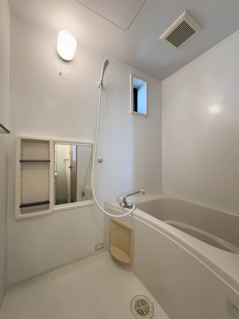 バス・シャワールーム　窓があるので換気にも便利★
