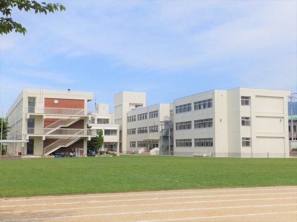 小学校　四国中央市立松柏小学校（小学校）まで1105m
