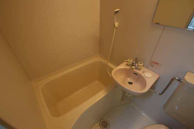 バス・シャワールーム　綺麗なバスルームです。１０６号室の写真です。