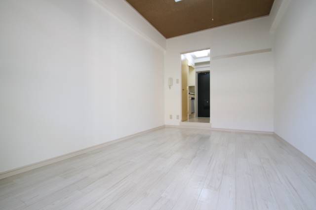 居室・リビング　白基調の明るいお部屋です。１０６号室の写真です。