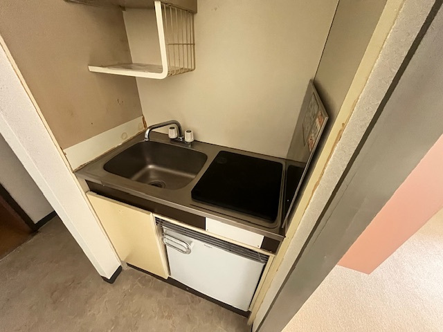 キッチン　お鍋の吹きこぼれもサッと拭けて、キッチンまわりがいつも清潔