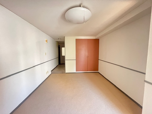 その他　明るく開放的な洋室でゆったりくつろげます。