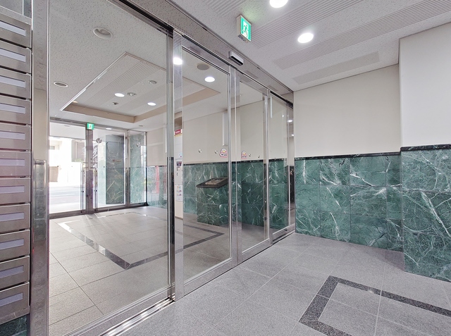 エントランス　防犯カメラ・自動ドア・オートロック