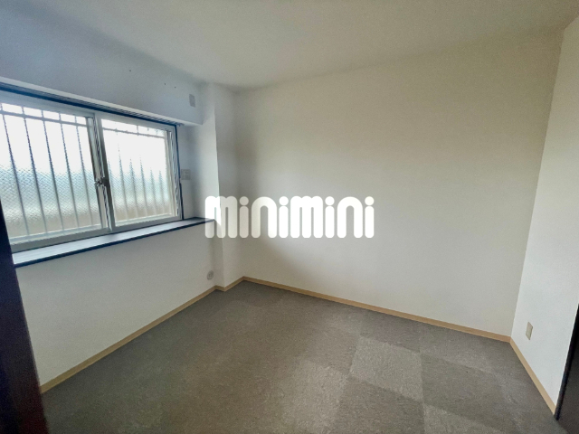 その他　５．５帖洋室はカーペット敷きでお子様のお部屋にもいいですね。