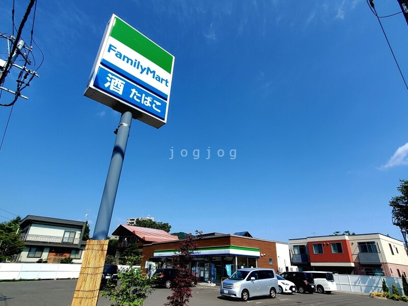 コンビニ　ファミリーマート札幌南14条西17丁目店（コンビニ）まで309m