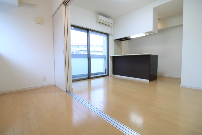 居室・リビング　キッチンパネルは原状と異なる場合があります