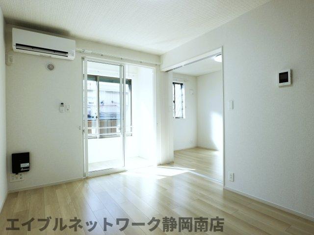 居室・リビング　ゆったり過ごせる居間です
