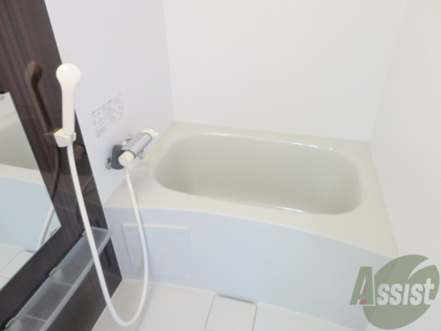 バス・シャワールーム　こちらが浴室です。スペースも充分あるのでゆったりできますね。