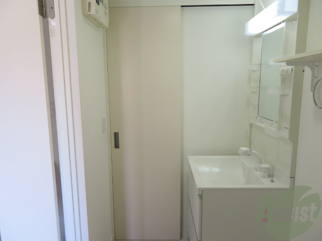 収納　洗面所横には大きめの収納スペースが付いています。便利ですね。