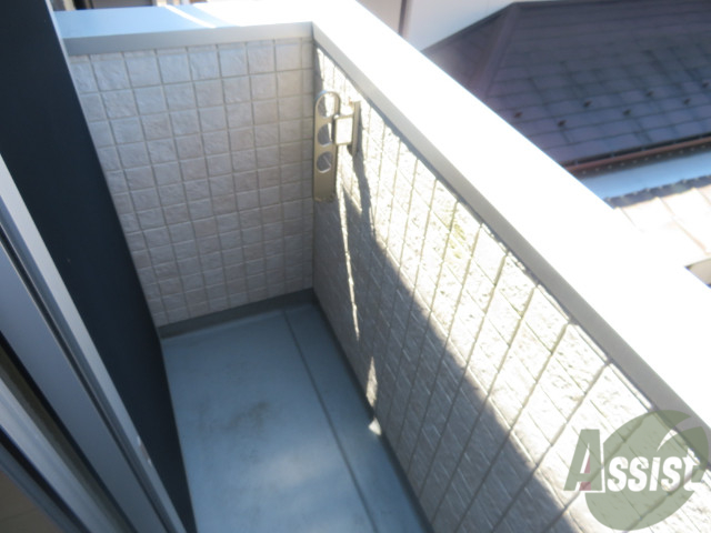 バルコニー　幅はあまり広くはありませんが、しっかり洗濯物も干せますよ。