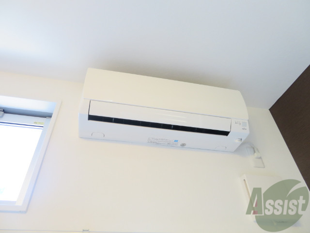 その他設備　エアコンは天井近くに設置されており、ロフトにも風が来ますよ。