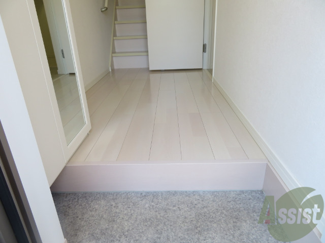 玄関　玄関スペースも広く、階段には手摺が付いているので安心ですね。