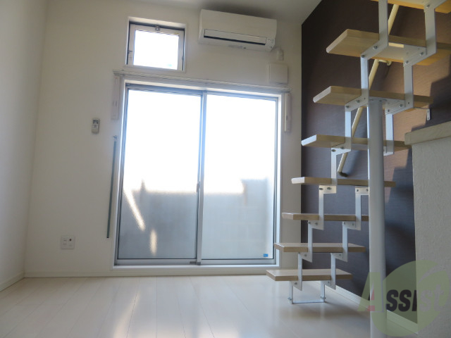 居室・リビング　広めで開放感のあるリビングです。とても明るい印象です。