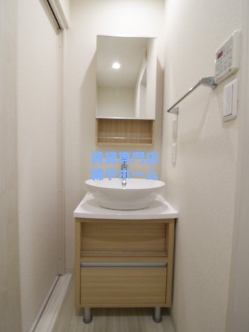 洗面設備　独立洗面台あり、毎朝おしゃれに忙しい女性の方におすすめです