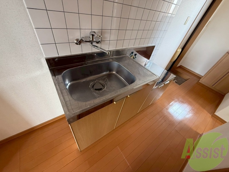 キッチン　キッチンは２口コンロが置けるくらい広いです。