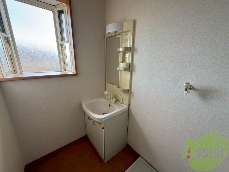 洗面設備　洗面台は独立洗面台です。毎日の身支度が楽しくなりそうですね。