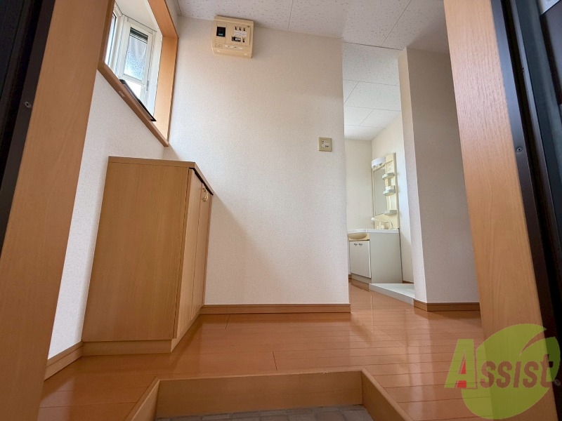 玄関　玄関から撮影しました。玄関も広々していますね。