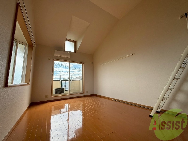 居室・リビング　洋室は１０帖です。広々していてリラックスできますね。