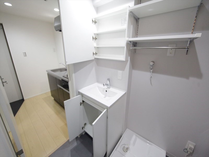 洗面設備　脱衣所　独立洗面台（シャンプードレッサー付）収納スペース有