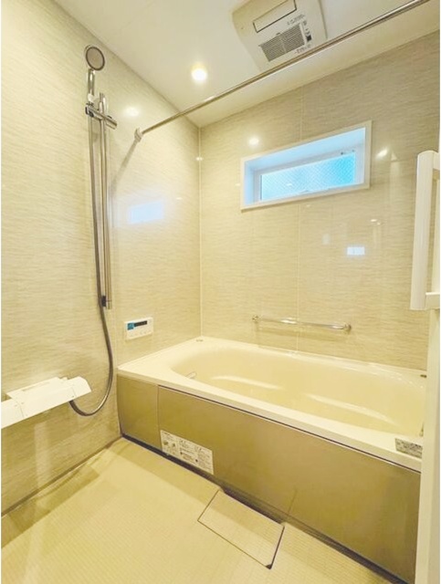 バス・シャワールーム　嬉しい追い焚き・浴室乾燥機付きです♪