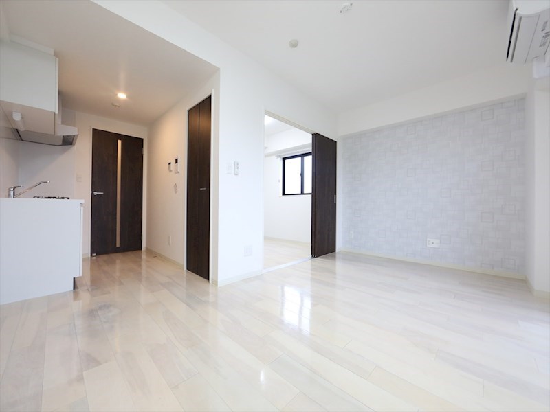 居室・リビング　ＬＤＫ12.2帖　エアコン完備　バルコニーに面しています