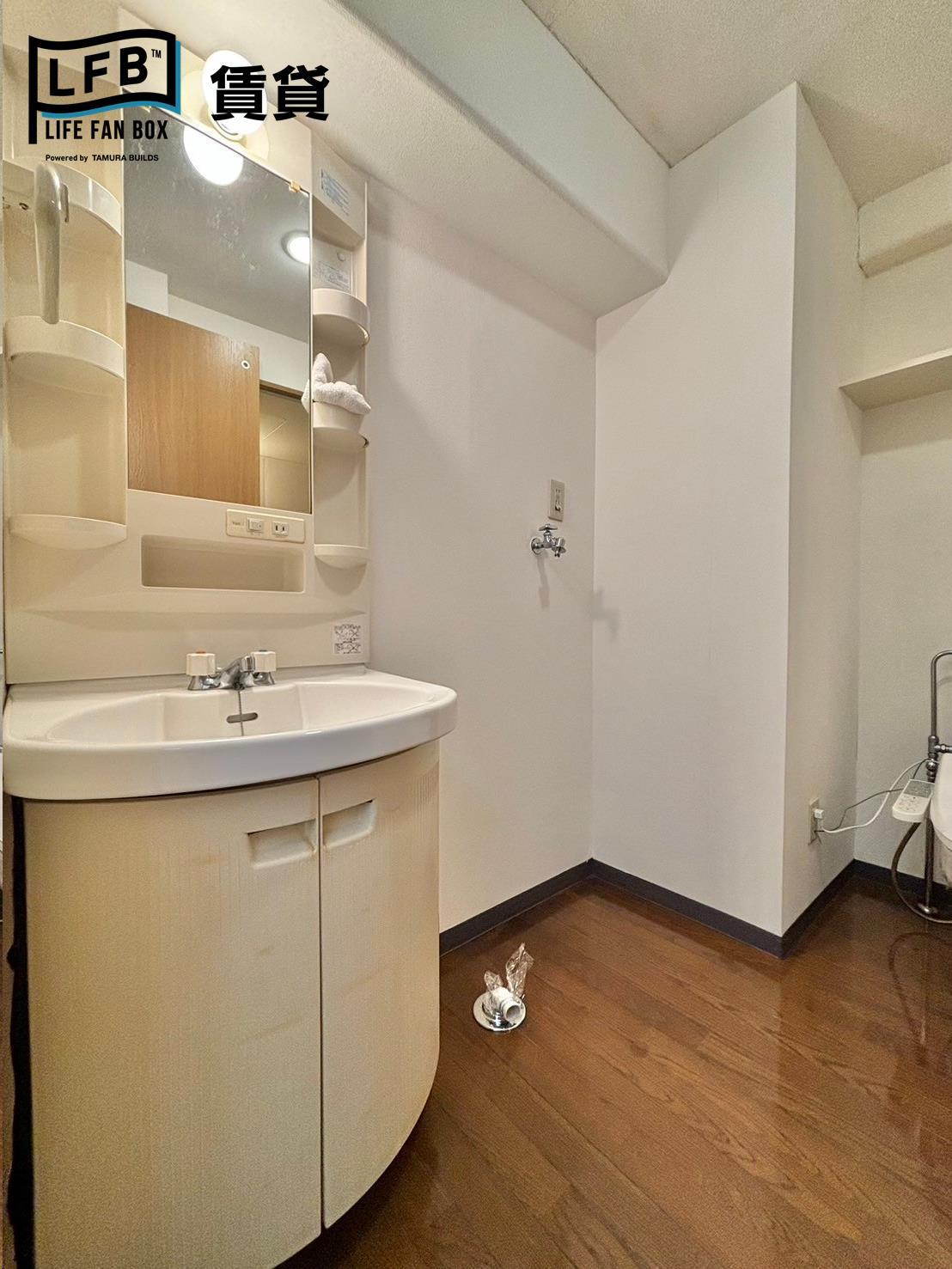 洗面設備　※503号室の室内写真です。壁紙や床の色、仕様・設備が異なる