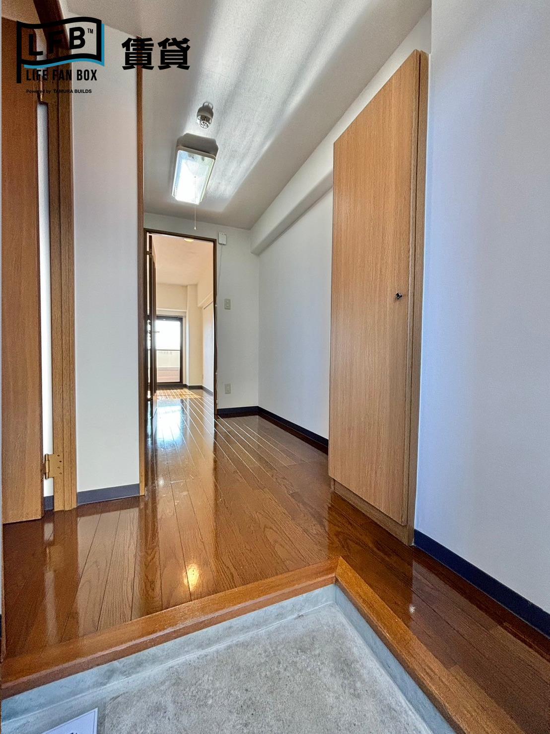 玄関　※503号室の室内写真です。壁紙や床の色、仕様・設備が異なる