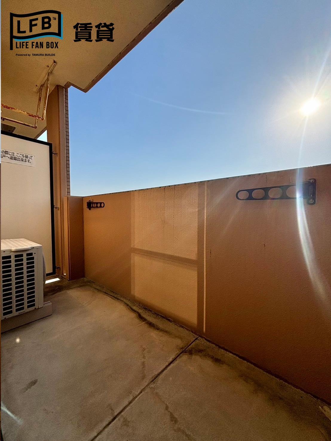 バルコニー　※503号室の室内写真です。壁紙や床の色、仕様・設備が異なる