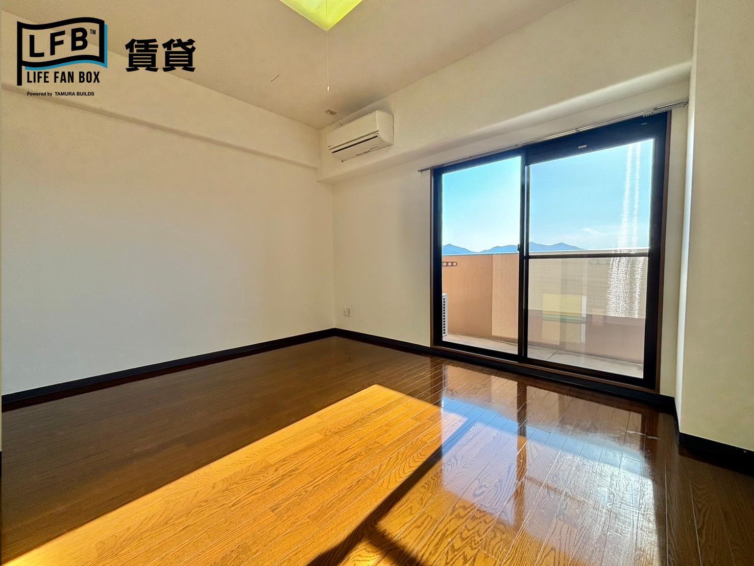 居室・リビング　※503号室の室内写真です。壁紙や床の色、仕様・設備が異なる