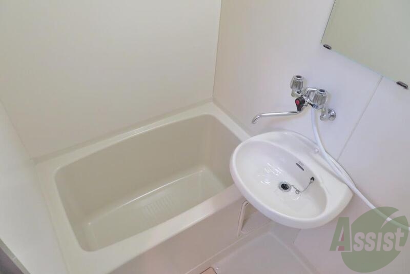 バス・シャワールーム　シャンプーの置く場所もあるので、使いやすいですね。