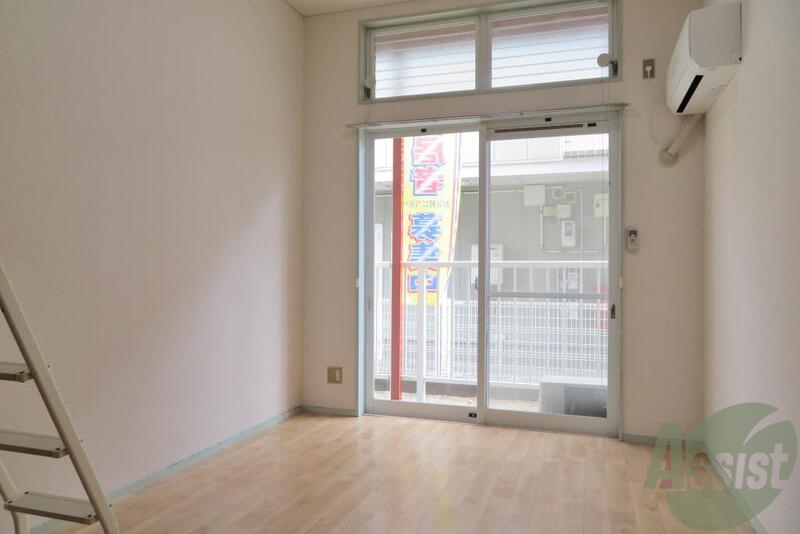 居室・リビング　日中は天気が良い時には、お部屋も明るく過ごしやすいですね。