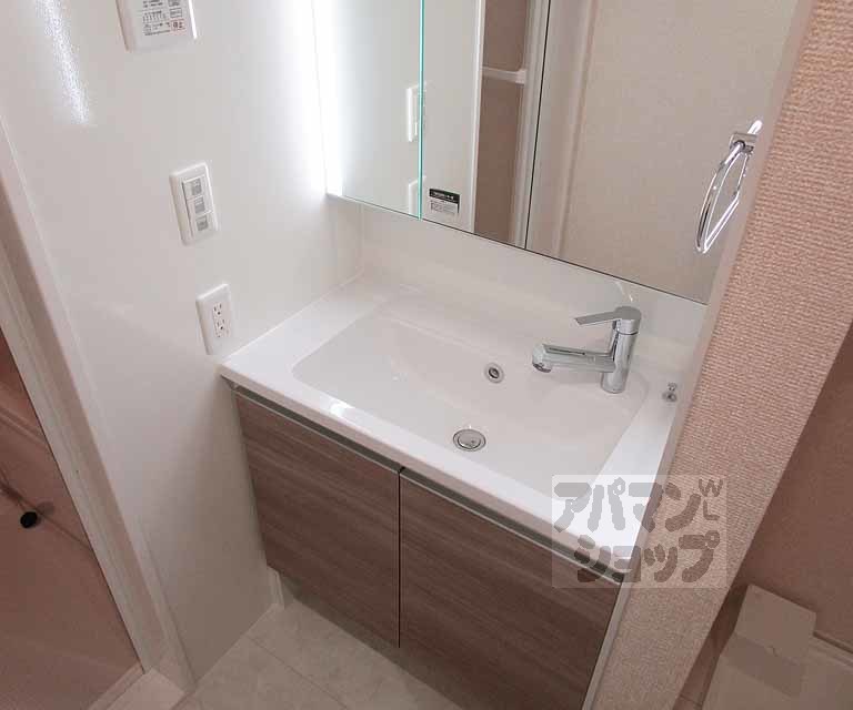 洗面設備　３０１号室の写真です。