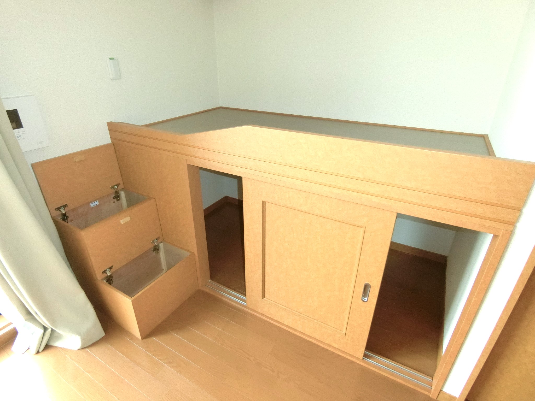 その他部屋・スペース　ベッドスペース（下部に大型収納付）と階段下収納を完備です☆