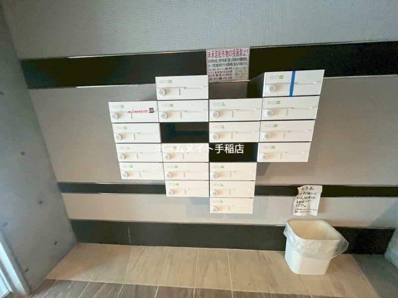 エントランス　宅配ボックス付きです！