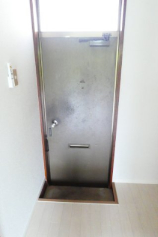 玄関　同間取り別部屋写真です。