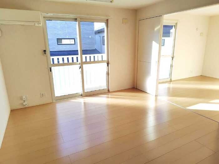 居室・リビング　エアコン付き、12畳のリビングです。