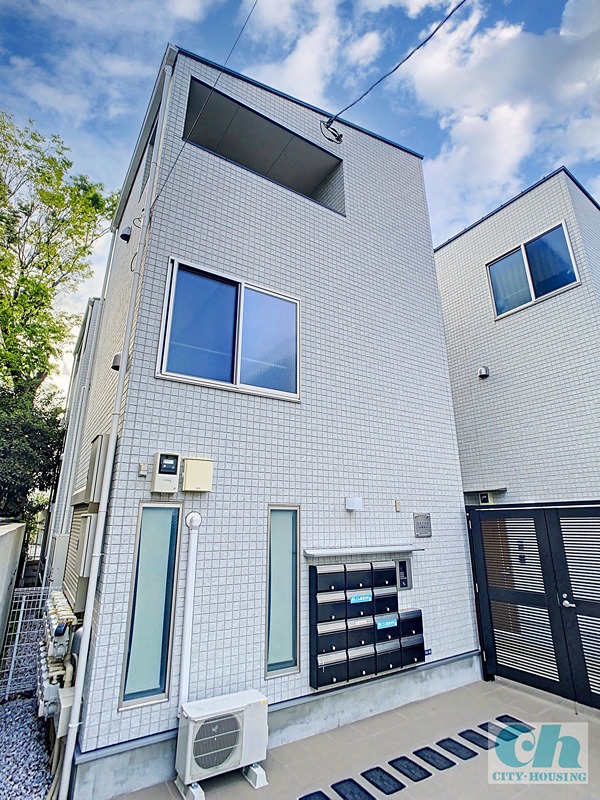 建物外観　3階建ての賃貸アパート