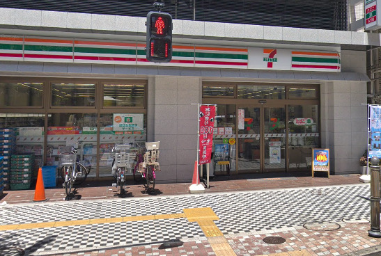 コンビニ　セブンイレブン（コンビニ）まで302m